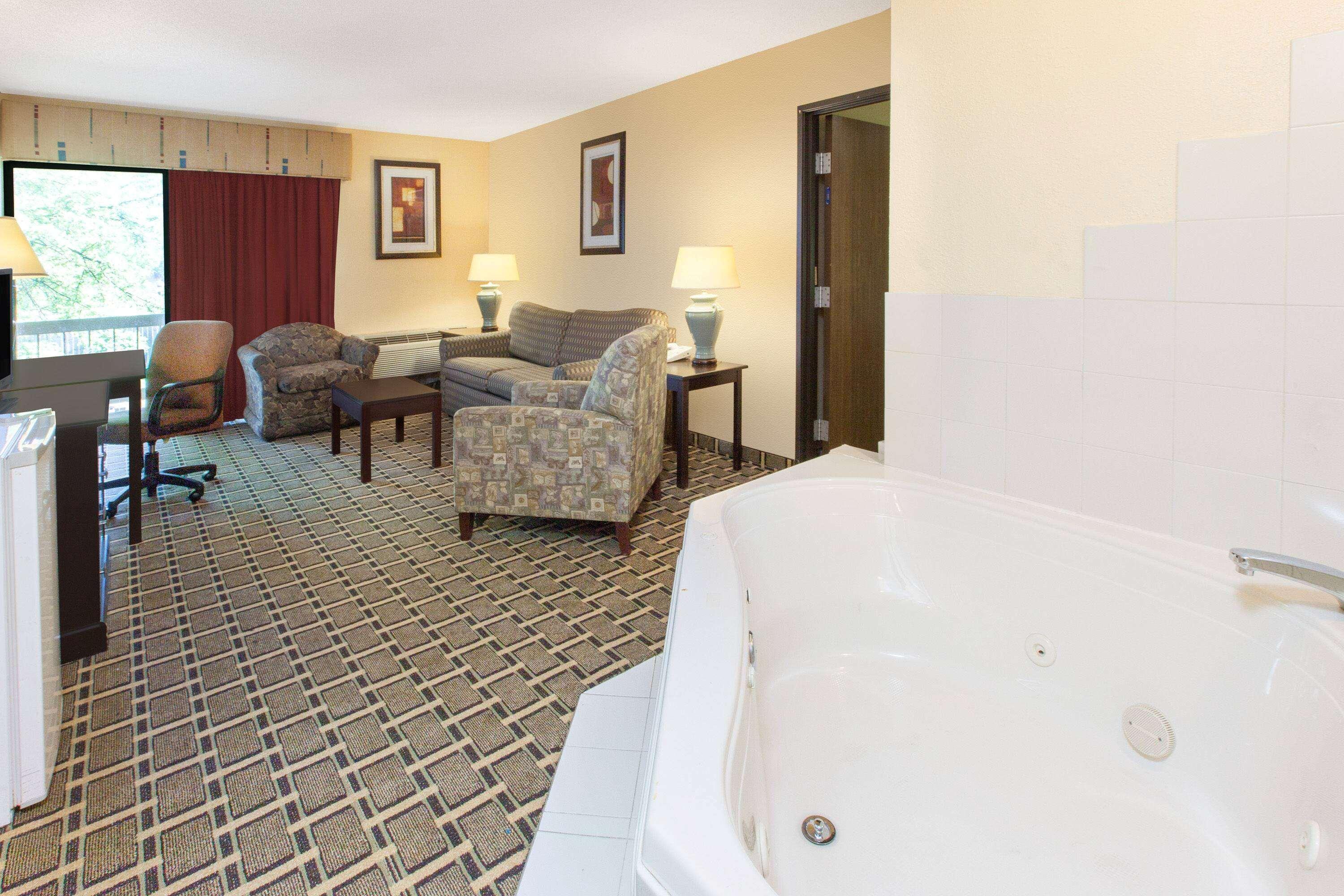 Days Inn & Suites By Wyndham Madison Heights Mi Exterior foto