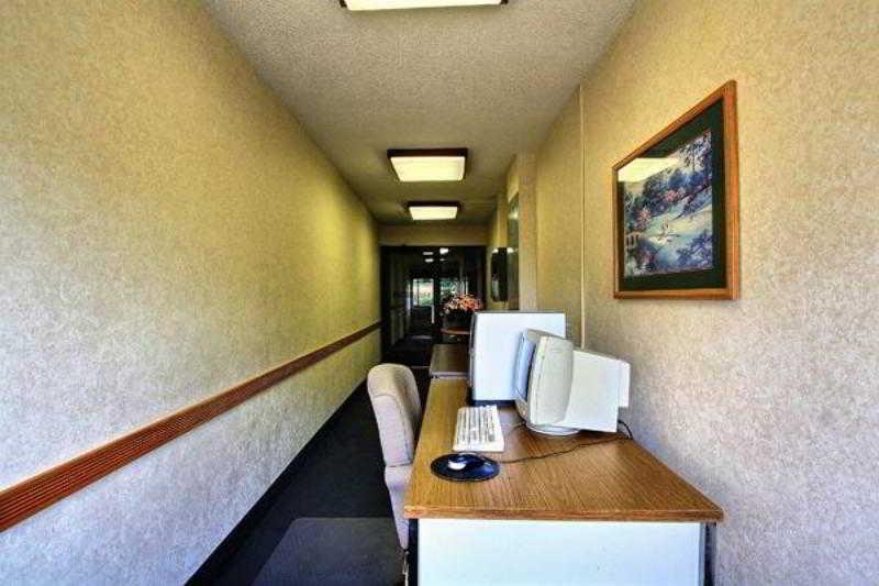 Days Inn & Suites By Wyndham Madison Heights Mi Exterior foto