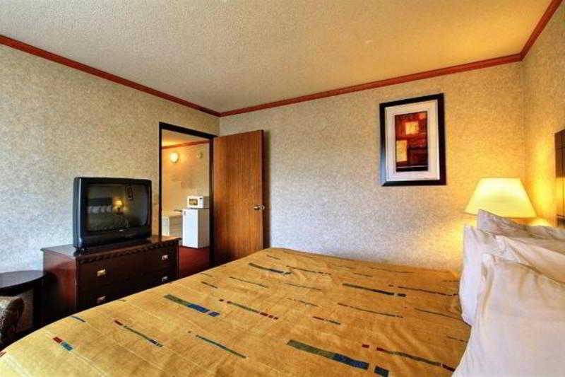 Days Inn & Suites By Wyndham Madison Heights Mi Exterior foto