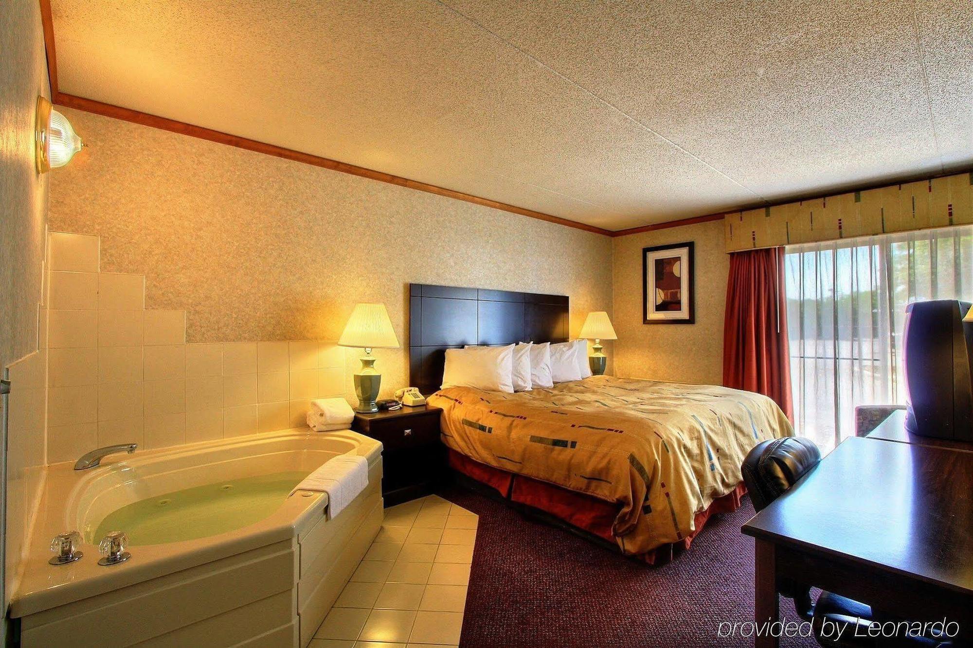 Days Inn & Suites By Wyndham Madison Heights Mi Exterior foto